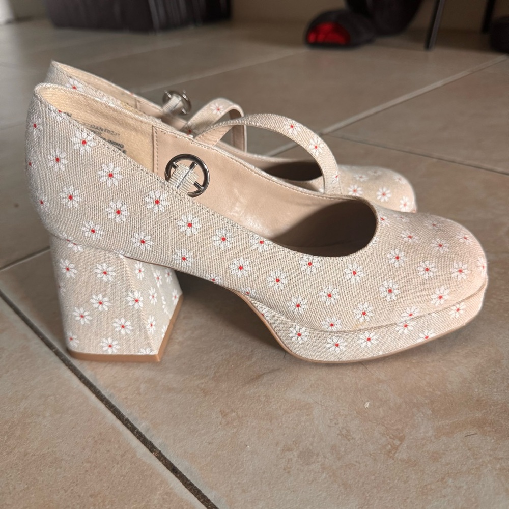 Madden Girl Cream Floral Platform Mary Jane shoes, size 7.5